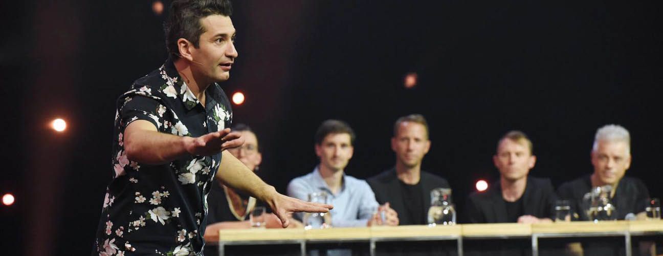 Omar Sarsam hält die Spannung im Raum beim Kabarettgipfel.